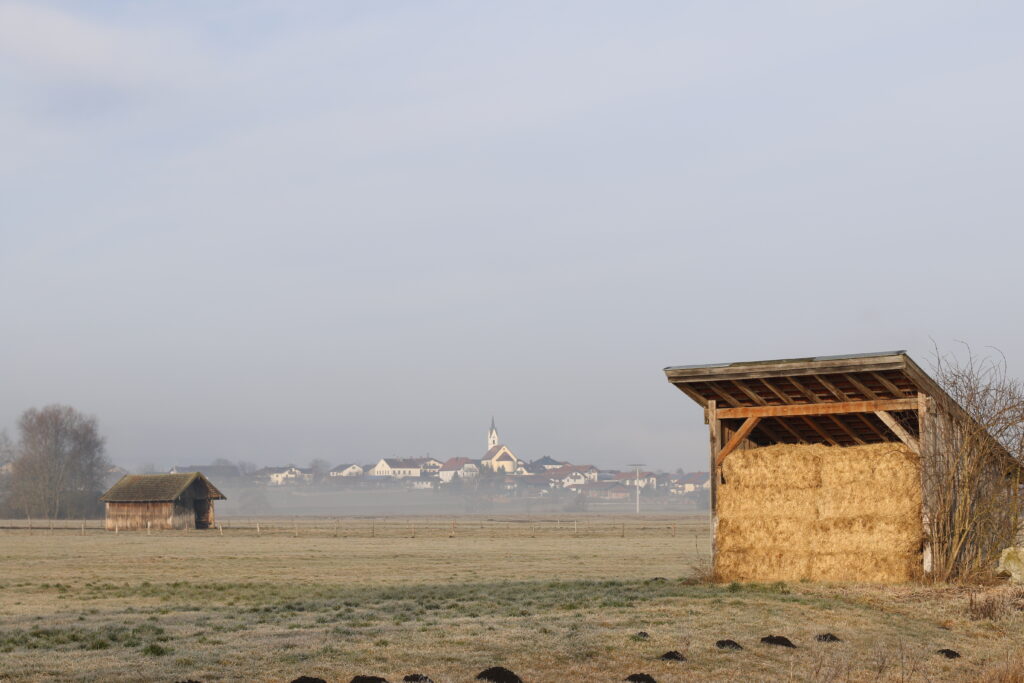 Tettenhausen im Winter mit Strohballenlager im Vordergrund